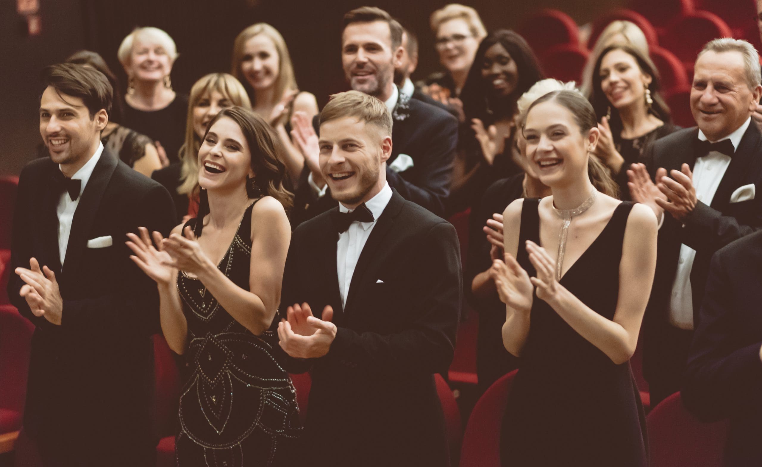 Wähle deinen hochwertigen Smoking oder Frack bei Smartanzug.ch - Miete deinen perfekten Gala / Ball Anzug von Smartanzug.ch - Gelegenheiten - Gala / Ball - Dresscode anhand der Gelegenheiten mieten