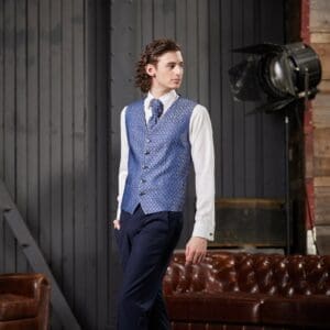 Edles Design: Das Damast-Muster in tiefem Blau. Jetzt online Mieten