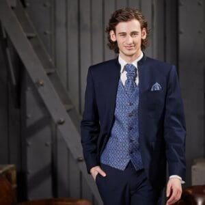 Extravaganter Anzug Set Barock Stil. zum Mieten für den Bräutigam mit Stehkragen.