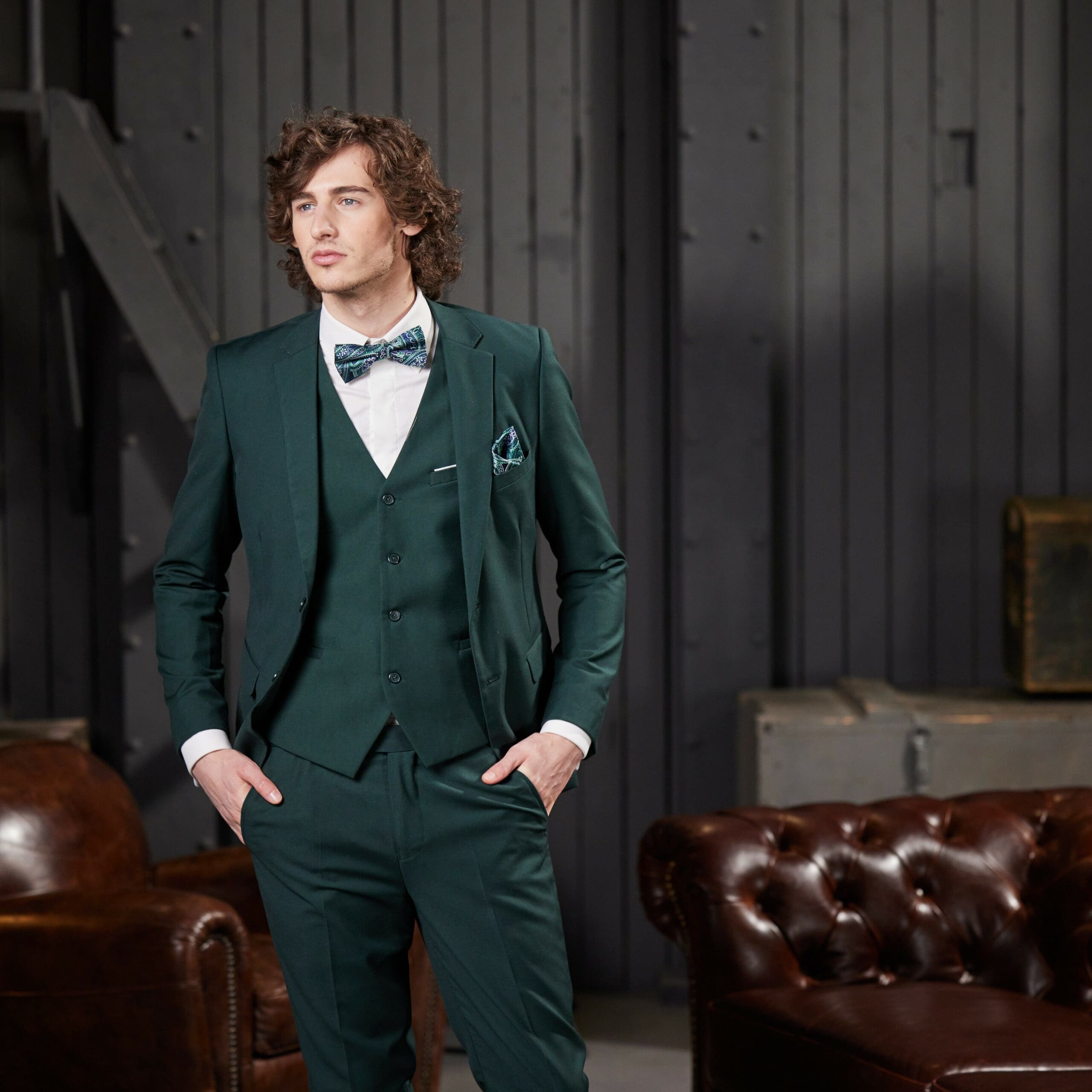 Dreiteiliger Anzug mieten in grün für den Anlass.