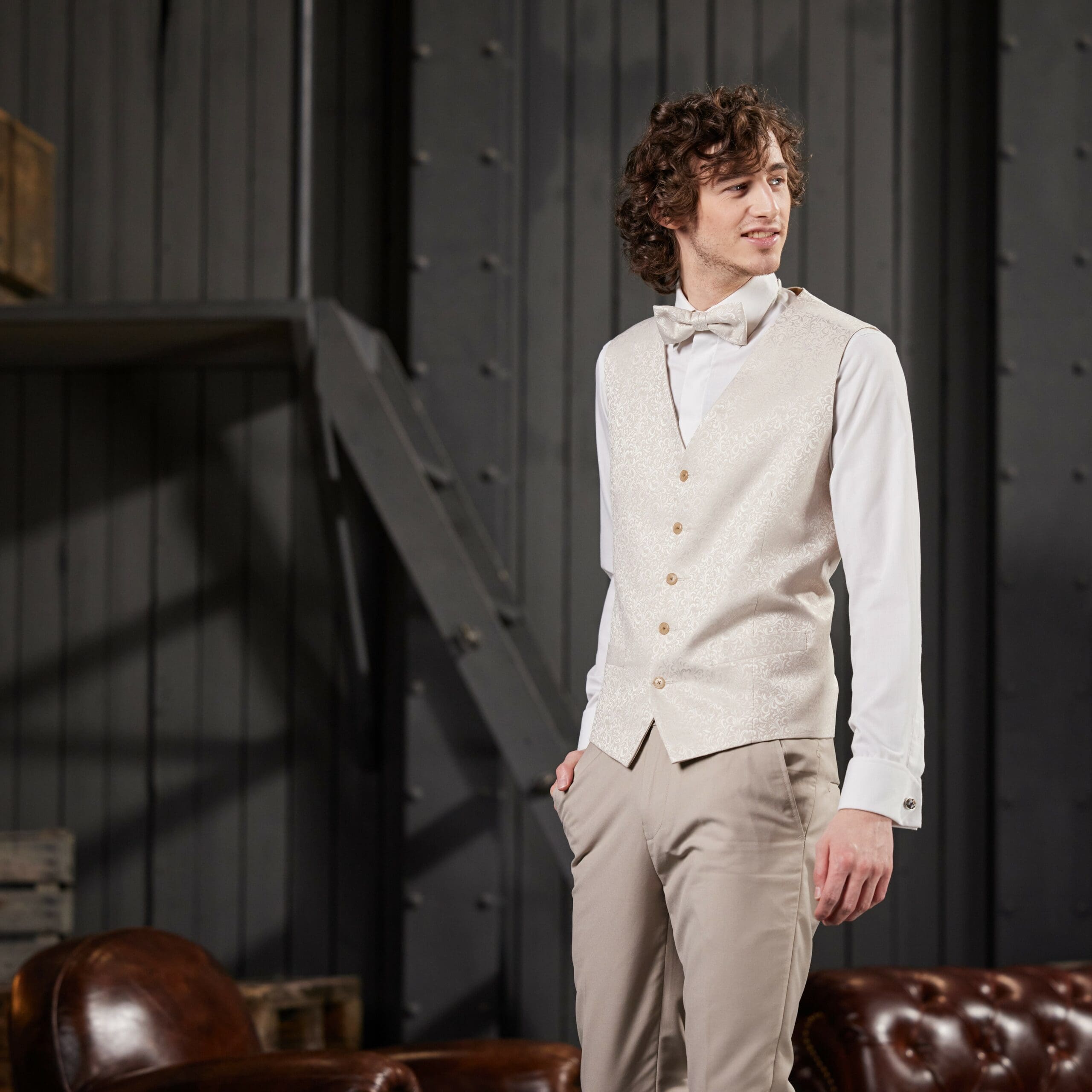 Sandfarbene Weste – Die perfekte Wahl für Sommerhochzeiten - Anzug Westen mieten