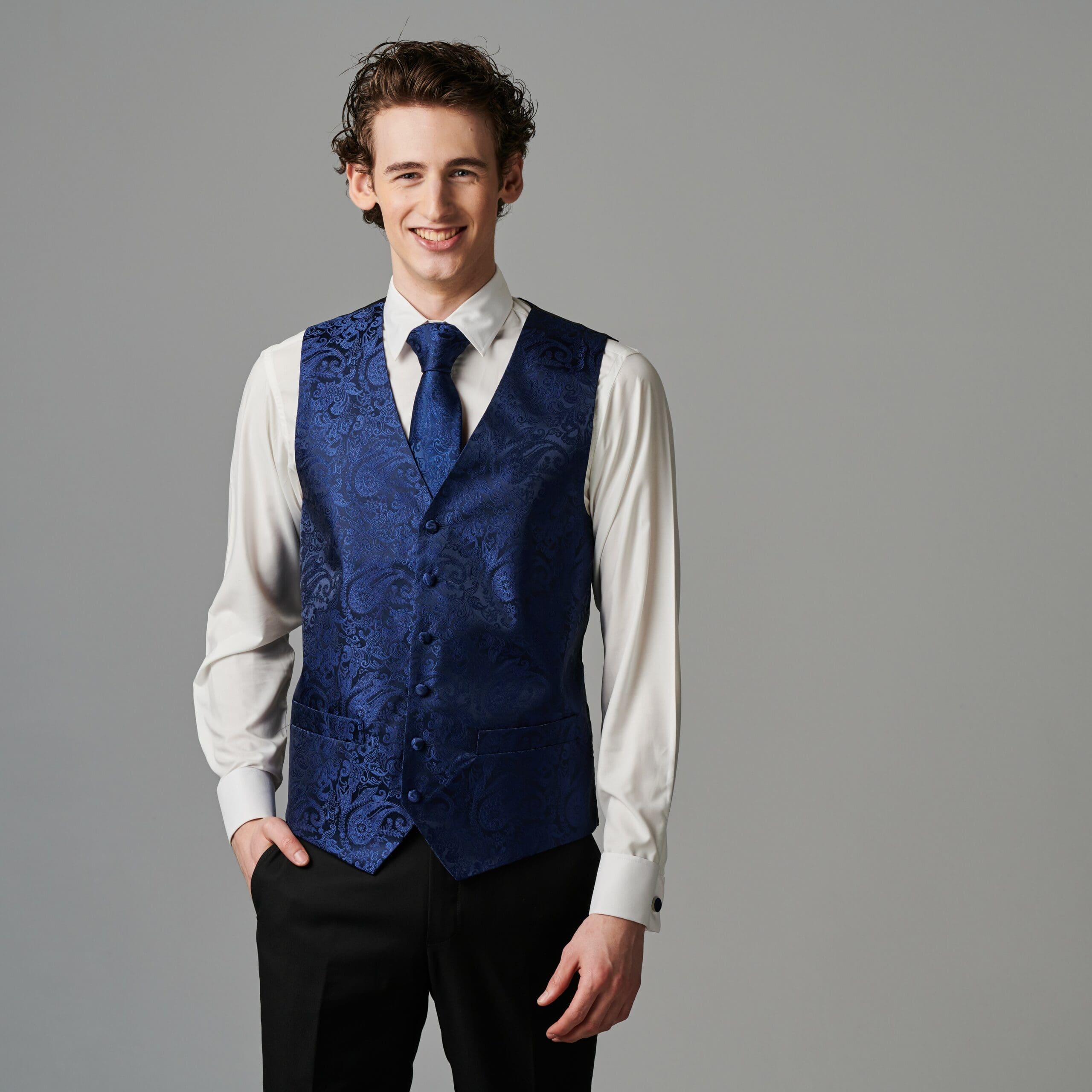 Beständige Ästhetik - Weste in Blau mit Paisley Muster. Jetzt online Mieten in der Schweiz. Anzug Westen mieten