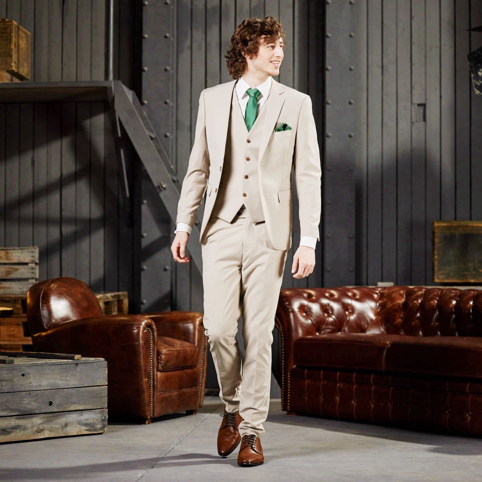 Dreiteiliger Anzug in Beige mieten in der Schweiz