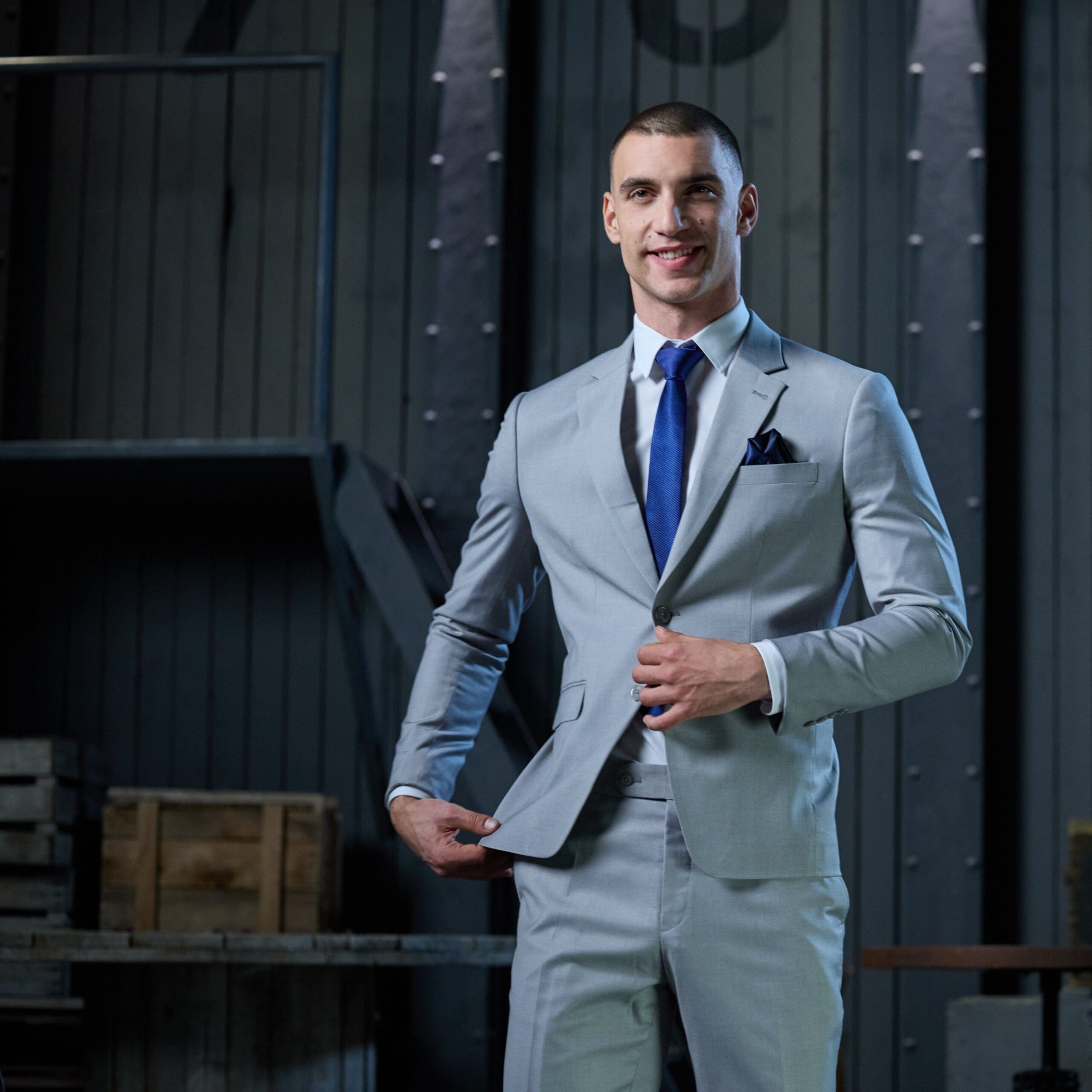 Business Anzug komplettes set in Classy Casual Hellgrau für sommerliche Events. Trauezeugen oder Gästeoutfits mieten statt kaufen