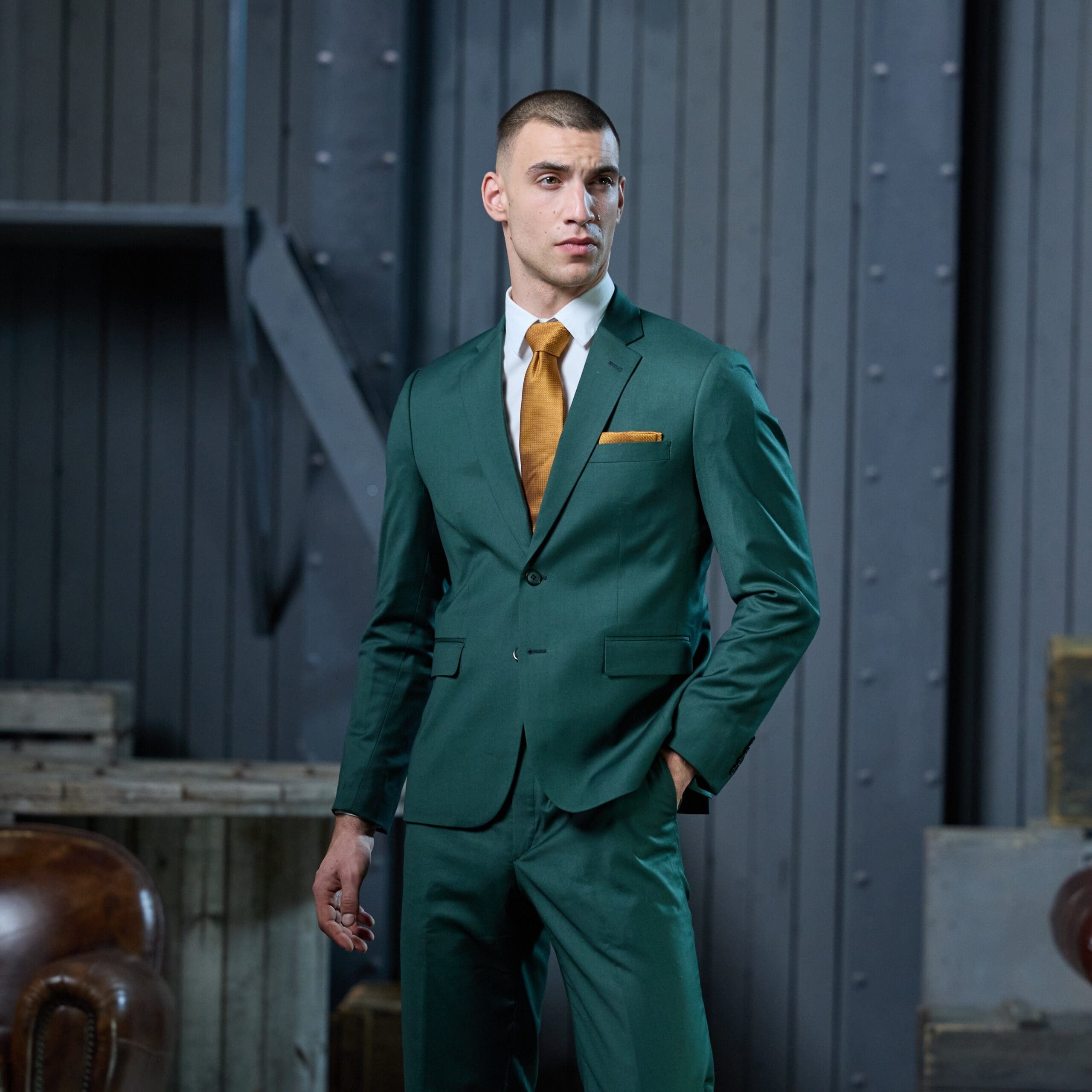 Business Anzug Set komplett im klassischen Design, aber in moderner tannengrüner Farbe. Miete Ihm statt eins zu Kaufen.