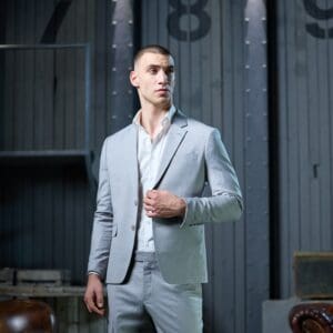 Zeitlos und stilvoll - Herren Anzug in klassischen Hellgrau Mieten