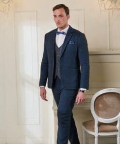 Jetzt Tweed Anzug mieten und den Zauber einer Winterhochzeit mit Stil erleben.