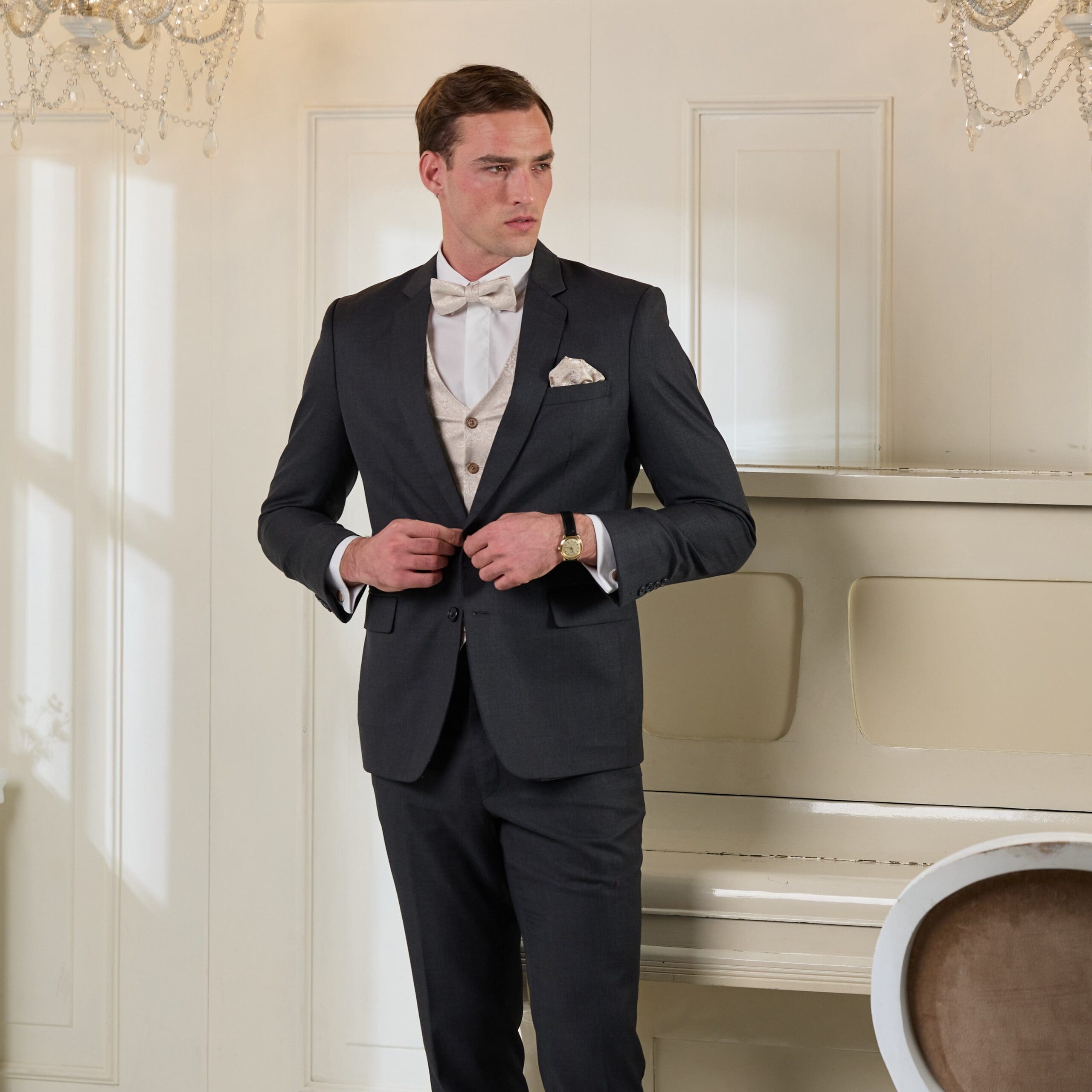 Elegantes Hochzeitsanzug-Set mieten in Anthrazit mit Sandfarbener Weste - Jetzt Online Mieten!